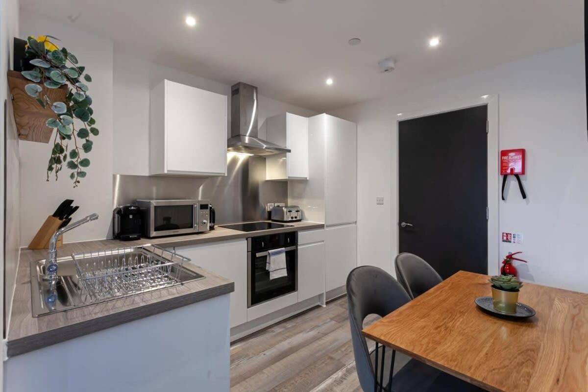 Stunning 2 Bed Flat 5Min To Old Trafford Stadium Manchester Kültér fotó