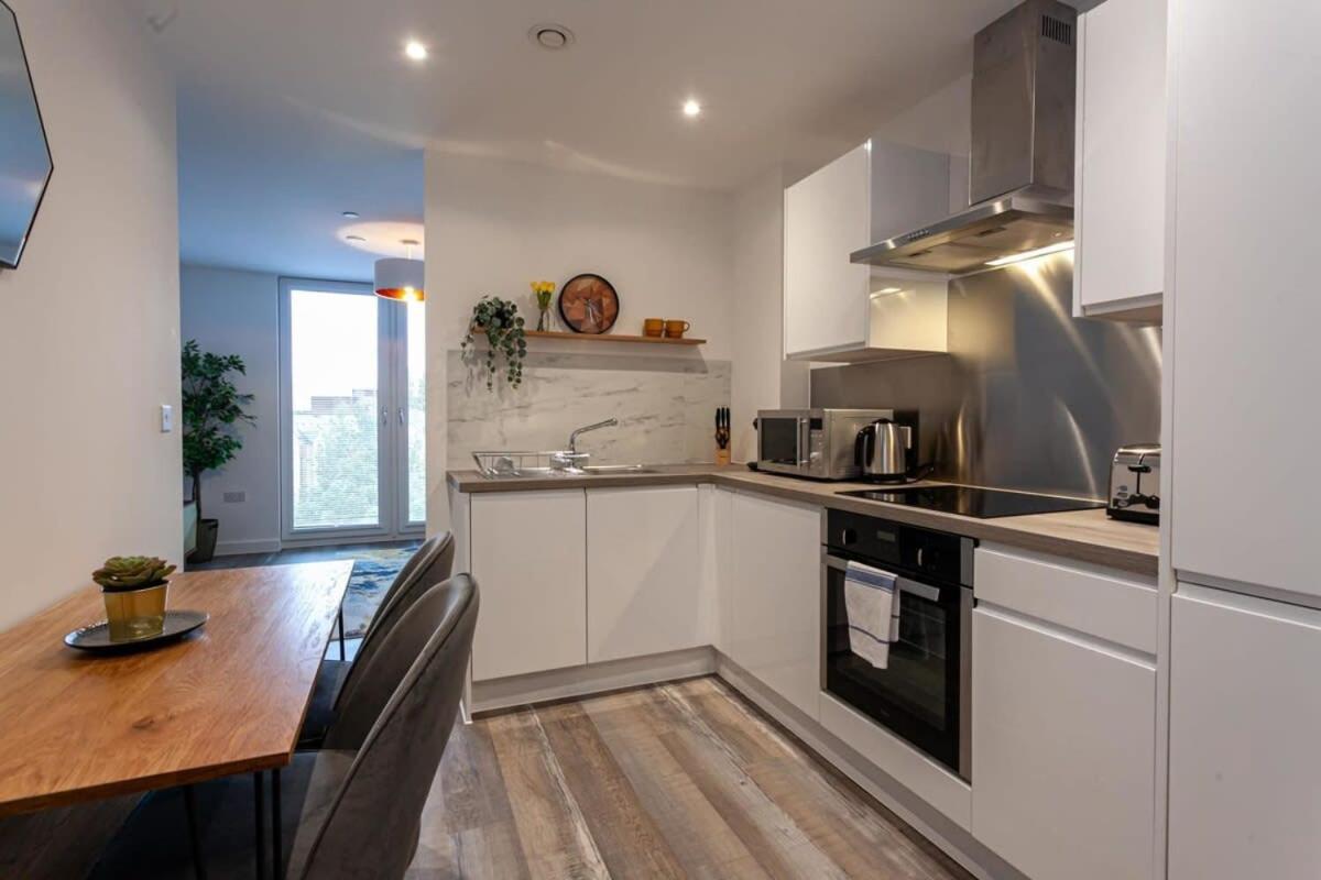Stunning 2 Bed Flat 5Min To Old Trafford Stadium Manchester Kültér fotó