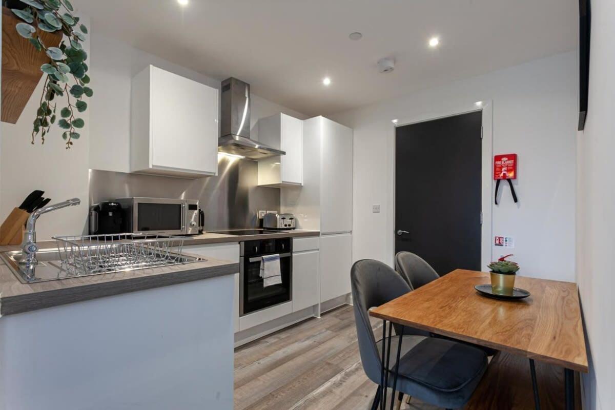 Stunning 2 Bed Flat 5Min To Old Trafford Stadium Manchester Kültér fotó