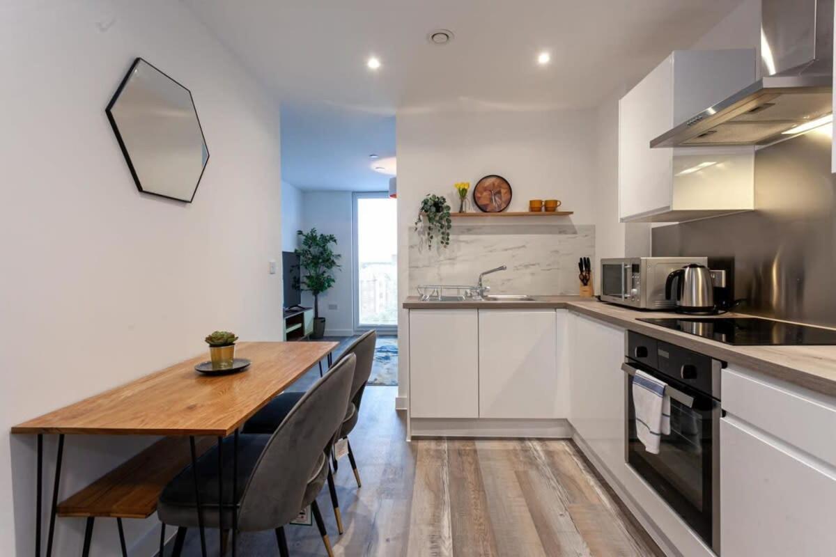 Stunning 2 Bed Flat 5Min To Old Trafford Stadium Manchester Kültér fotó